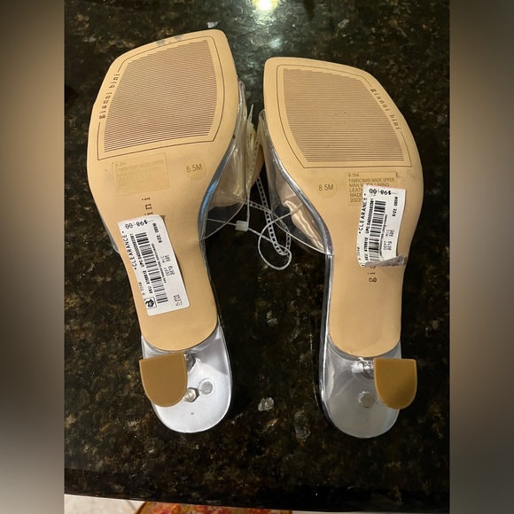 Gianni Bini
Alana Clear Flower Dress Sandals NWOB - Picture 2 of 9